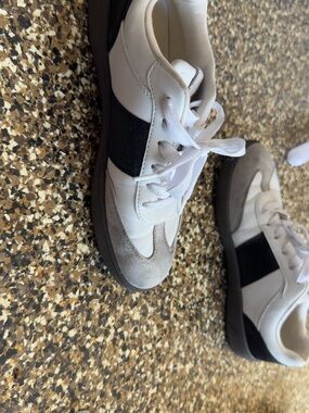 Guess White and Black Low-Top Sneakers
